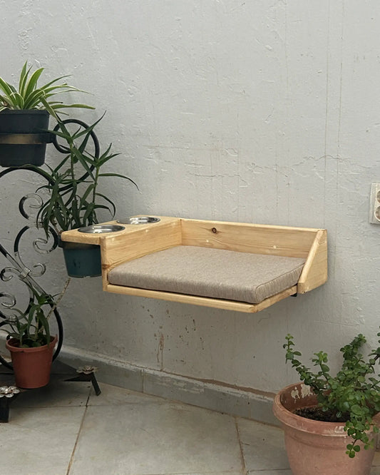 سرير جداري عائم للقطط مع أوعية طعام مزدوجة – تصميم أنيق ومريح