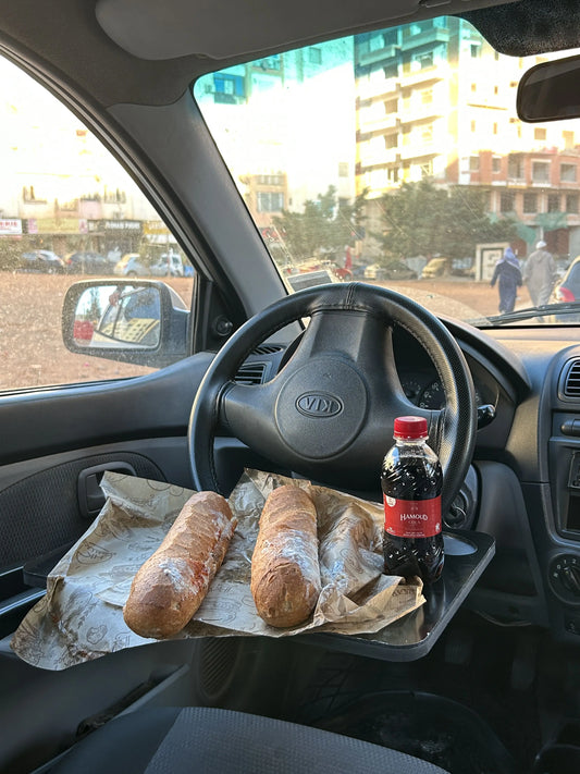 طاولة السيارة – للأكل، العمل، والتنظيم على المقود