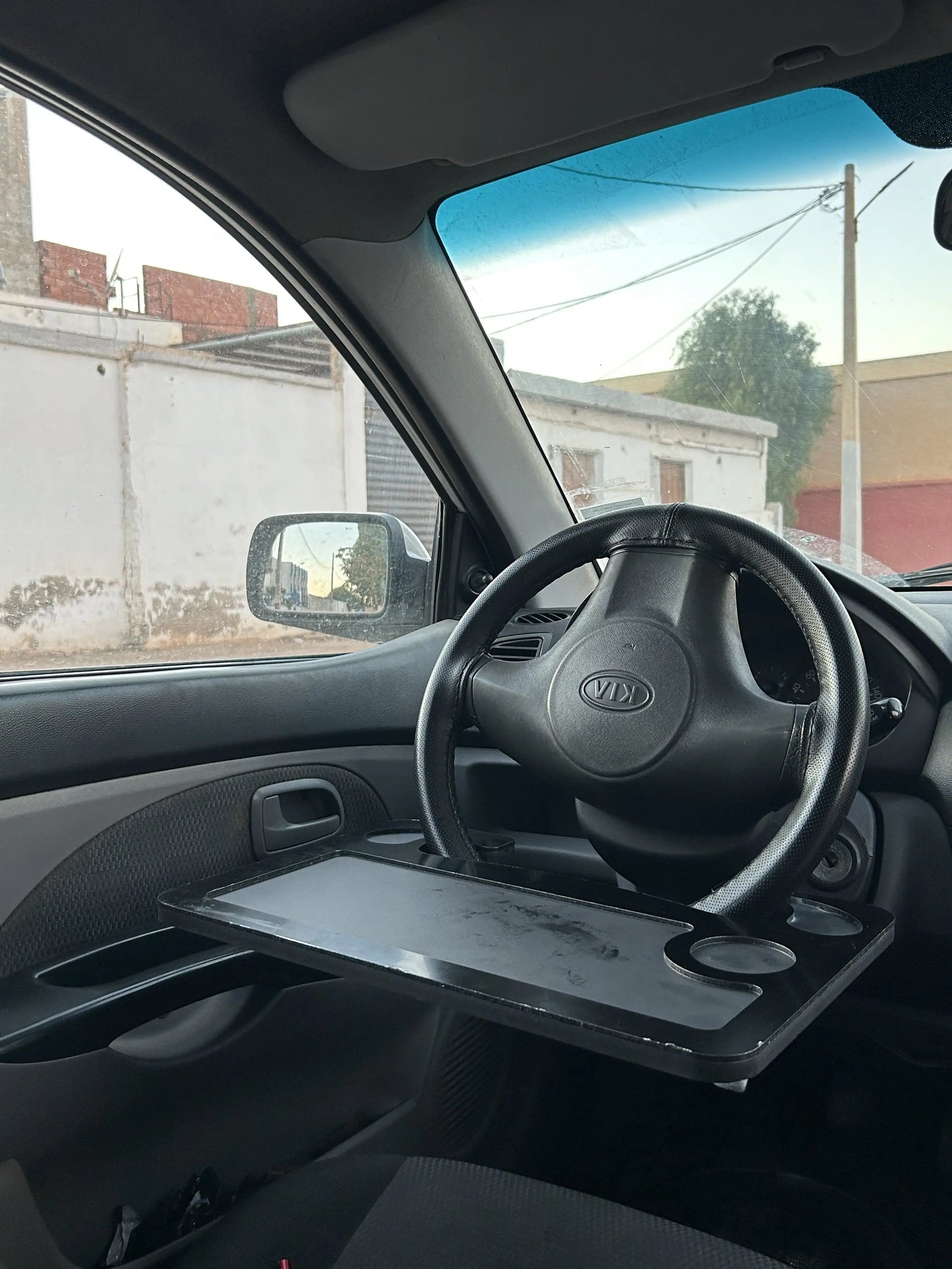 طاولة السيارة – للأكل، العمل، والتنظيم على المقود